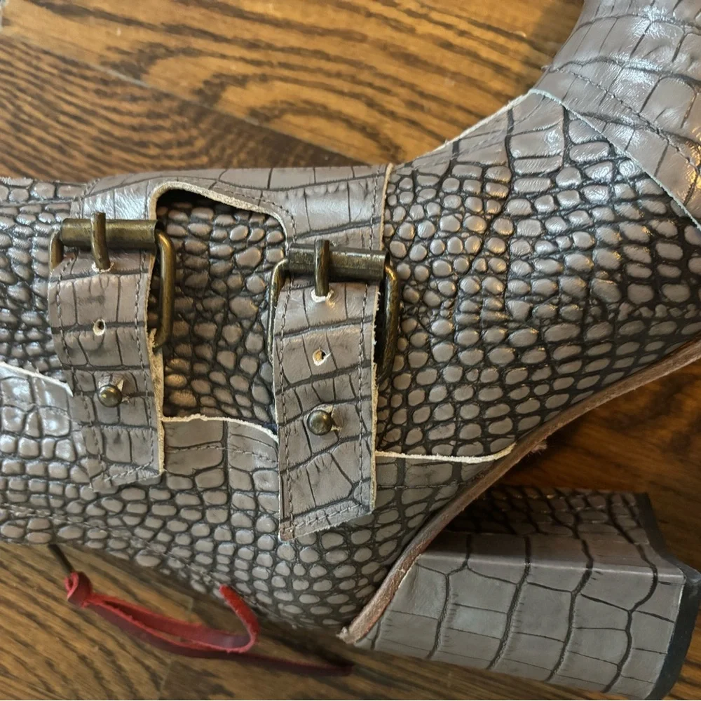 NWT Freebird by Steven Croc-Embossed Brown Ankle Boots - Picture 12 of 12